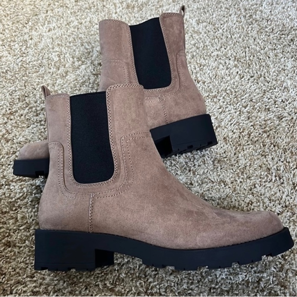 Old Navy Women’s size 11,  Brown Chelsea Boot.